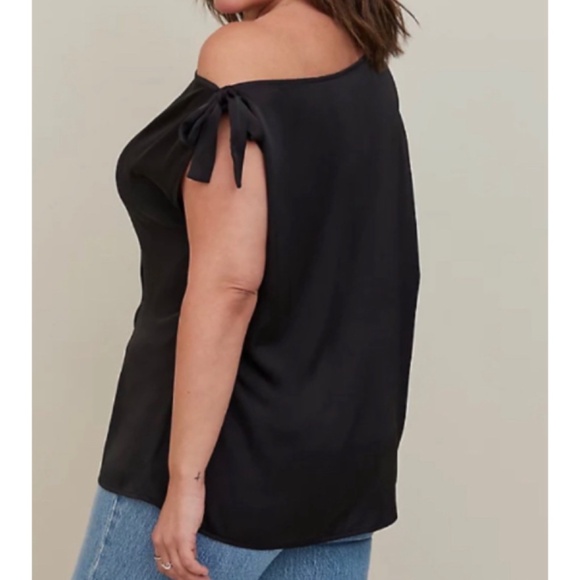 🆕 Black Satin Off Shoulder Top 3 3X 22 24 NWT Torrid New! - Picture 4 of 6
